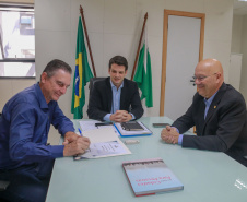 O Governo do Estado, por meio da Secretaria das Cidades (Secid), autorizou nesta segunda-feira (07) o processo licitatório para a edificação de uma nova escola em Jundiaí do Sul, no Norte Pioneiro. O prefeito Eclair Rauen recebeu das mãos do secretário Eduardo Pimentel o edital que autoriza a obra