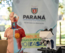 Governo do Paraná entrega primeira unidade dos novos laboratórios didáticos móveis para uso nas aulas da rede estadual