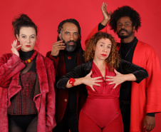 Em Libras e Português, companhia curitibana usa o teatro para pensar as línguas