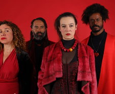 Em Libras e Português, companhia curitibana usa o teatro para pensar as línguas
