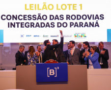 O leilão foi realizado nesta sexta-feira (25) na Bolsa de Valores, em São Paulo, e contou com a participação do governador Carlos Massa Ratinho Junior 