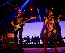 Beto Lee e Fernanda Abreu homenageiam Rita Lee no Teatro Guaíra