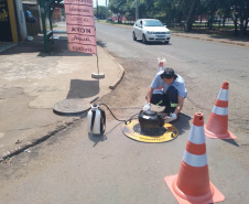 Equipamento ajuda a identificar irregularidades na tubulação de esgoto. Fumaça não é tóxica
