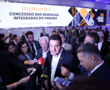 A disputa do Lote 2 do novo pacote de concessões rodoviárias do Paraná aconteceu na sede da B3, a Bolsa de Valores, em São Paulo, com a participação do governador Carlos Massa Ratinho Junior e do ministro dos Transportes, Renan Filho.