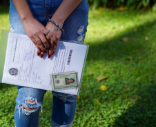 Alunos de Curitiba dão entrada na documentação para retirada do passaporta