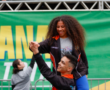 Milhares de pessoas participam do desfile de 7 de setembro em Curitiba