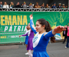 Milhares de pessoas participam do desfile de 7 de setembro em Curitiba