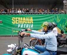 Milhares de pessoas participam do desfile de 7 de setembro em Curitiba
