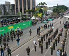 Milhares de pessoas participam do desfile de 7 de setembro em Curitiba
