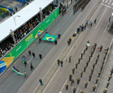 Milhares de pessoas participam do desfile de 7 de setembro em Curitiba