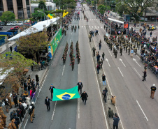 Milhares de pessoas participam do desfile de 7 de setembro em Curitiba