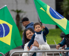 Milhares de pessoas participam do desfile de 7 de setembro em Curitiba