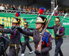 Milhares de pessoas participam do desfile de 7 de setembro em Curitiba