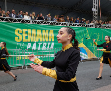 Milhares de pessoas participam do desfile de 7 de setembro em Curitiba