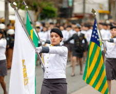Milhares de pessoas participam do desfile de 7 de setembro em Curitiba