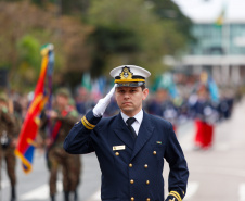 Milhares de pessoas participam do desfile de 7 de setembro em Curitiba