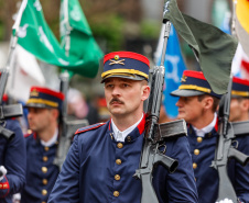 Milhares de pessoas participam do desfile de 7 de setembro em Curitiba