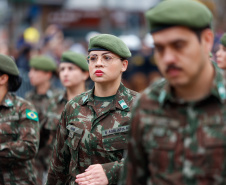 Milhares de pessoas participam do desfile de 7 de setembro em Curitiba