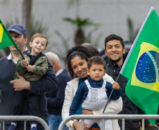 Milhares de pessoas participam do desfile de 7 de setembro em Curitiba