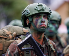 Milhares de pessoas participam do desfile de 7 de setembro em Curitiba