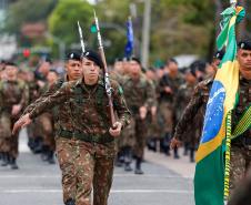 Milhares de pessoas participam do desfile de 7 de setembro em Curitiba