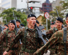 Milhares de pessoas participam do desfile de 7 de setembro em Curitiba