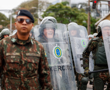 Milhares de pessoas participam do desfile de 7 de setembro em Curitiba