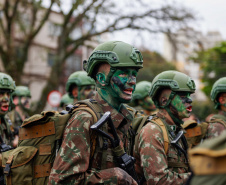 Milhares de pessoas participam do desfile de 7 de setembro em Curitiba