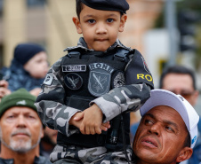 Milhares de pessoas participam do desfile de 7 de setembro em Curitiba