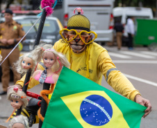 Milhares de pessoas participam do desfile de 7 de setembro em Curitiba