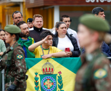 Milhares de pessoas participam do desfile de 7 de setembro em Curitiba