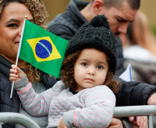 Milhares de pessoas participam do desfile de 7 de setembro em Curitiba