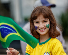Milhares de pessoas participam do desfile de 7 de setembro em Curitiba