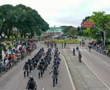Milhares de pessoas participam do desfile de 7 de setembro em Curitiba