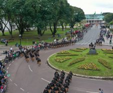 Milhares de pessoas participam do desfile de 7 de setembro em Curitiba