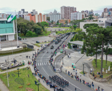 Milhares de pessoas participam do desfile de 7 de setembro em Curitiba