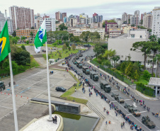 Milhares de pessoas participam do desfile de 7 de setembro em Curitiba