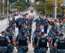 Milhares de pessoas participam do desfile de 7 de setembro em Curitiba