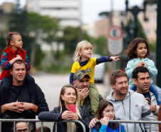 Milhares de pessoas participam do desfile de 7 de setembro em Curitiba