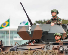 Milhares de pessoas participam do desfile de 7 de setembro em Curitiba