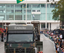 Milhares de pessoas participam do desfile de 7 de setembro em Curitiba