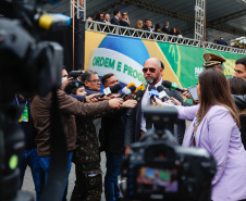 Milhares de pessoas participam do desfile de 7 de setembro em Curitiba