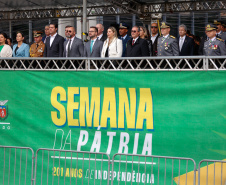 Milhares de pessoas participam do desfile de 7 de setembro em Curitiba
