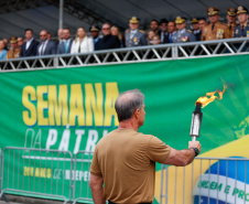 Milhares de pessoas participam do desfile de 7 de setembro em Curitiba