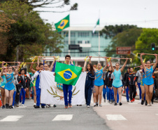 Milhares de pessoas participam do desfile de 7 de setembro em Curitiba