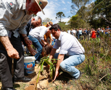 Governador da início à ação Mil Fontes, que vai proteger 1000 nascentes de água até o Dia da Árvore.