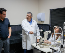 O governador também visitou o Hospital de Olhos Norte Pioneiro, que atende cerca de 40 municípios das regiões de Jacarezinho e Cornélio Procópio e faz 4,5 mil consultas, mil cirurgias, 2 mil atendimentos especializados em retina e 500 exames mensalmente. 