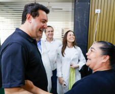 O governador também visitou o Hospital de Olhos Norte Pioneiro, que atende cerca de 40 municípios das regiões de Jacarezinho e Cornélio Procópio e faz 4,5 mil consultas, mil cirurgias, 2 mil atendimentos especializados em retina e 500 exames mensalmente. 