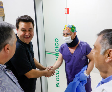O governador também visitou o Hospital de Olhos Norte Pioneiro, que atende cerca de 40 municípios das regiões de Jacarezinho e Cornélio Procópio e faz 4,5 mil consultas, mil cirurgias, 2 mil atendimentos especializados em retina e 500 exames mensalmente. 