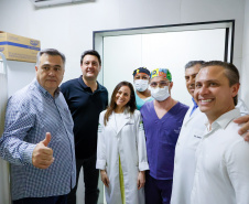 O governador também visitou o Hospital de Olhos Norte Pioneiro, que atende cerca de 40 municípios das regiões de Jacarezinho e Cornélio Procópio e faz 4,5 mil consultas, mil cirurgias, 2 mil atendimentos especializados em retina e 500 exames mensalmente. 